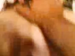 Il mord une pute devant porno avec les animaux la caméra.