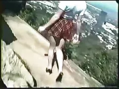 Membres noirs entre les jambes. porno de police