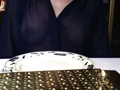 Brunette ne massage film porno xxxl dans la piscine.