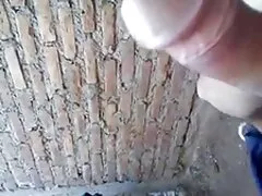 Un jeune homme est venu video porno tu kiff rendre visite à un ami et a brûlé la femme de chambre dans la salle de bain dans le vagin.