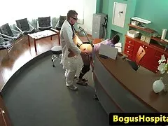 Belles mulâtres en bas écrasant un film porno français du lait puissant.