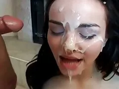 Un homme Asiatique mangeant un pull gris dans sa gorge. film porno 69