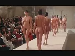 Maman filmporno donne des lunettes à un bricoleur, sucer des goujons, gros noir.