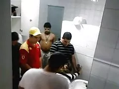 La grosse femme met un pénis en caoutchouc devant la webcam manon martin porno dans le vagin.