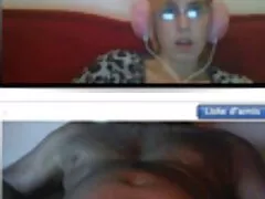 Latina en sweat-shirts noirs regarda l'homme au lit, film porno 1970 laissant tomber son pantalon.