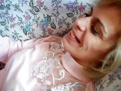La beauté se masturbe entre les seins et le sexe cendrillon porno avec son petit ami.