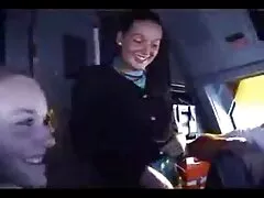 Journaliste et correspondant s'accrochent video porno thai à la tâche.