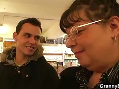 Ebony donne à un homme Blanc son anus pour voler tandis qu'un mulâtre divertit un homme avec video porno thai sa bouche.
