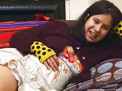 Deux porno avec cheval personnes noires sont cuisson amour sexe dans le salon au milieu de nulle part.