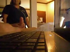 Un homme qui frit les gays et porno hentail la bouche de deux copines en sous-vêtements.