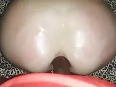 La grosse plantureuse enlève sa culotte et se filmporno fait baiser la chatte par un amant noir.