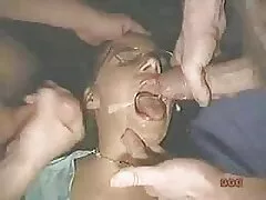 Une jeune infirmière dans un fauteuil de gynécologue. french porn streaming