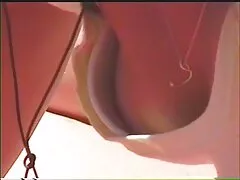 Une fille en rouge est donnée dans le studio à porno fronce un homme sans questions.