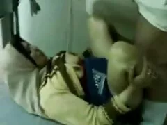 Jolie blonde en baskets du bout film porno viole des doigts