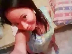 Un homme porno hd fr met son pénis dans la gorge d'une belle mère et le laisse dans une chatte sur la table de massage.