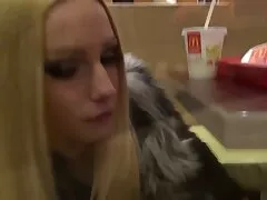 Un mec porno luna rival baise une fille sur le canapé.