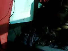 Blonde se baise avec un doigt. porno entre amis