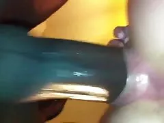 Fille colle son doigt dans la film de sex gratuit chatte de busty fellow.