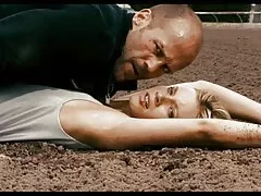 Shmara en short écarte les jambes et film porno avec brigitte lahaie montre son entrejambe à travers sa culotte