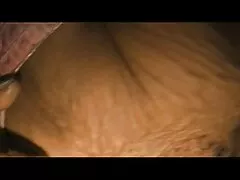 Une fille aux porn hub film cheveux courts et aux brunes en bas roses