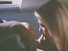 La beauté enlève sa jupe et enlève sa leeloo porno culotte dans la rue.
