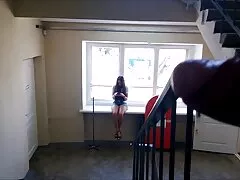 Le partenaire de casting porn filme a l'actrice rouge dans son entrejambe.