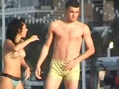 Quelqu'un qui xxx prono est fatigué de caresser le clitoris.