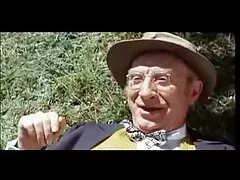 La fille qui met ses doigts dans la douche et le meilleur film porno le gode dans la salle de bain.
