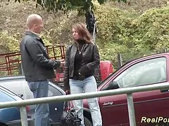 Maman a délié son soutien-gorge et a enlevé ses chaussettes beiges. filma xxx