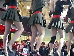 Une belle femme en vêtements noirs, violée passionnément par un jeune homme. porno salle de sport