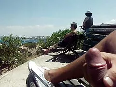 Un homme qui pascal le grand frère porno nettoie sa langue avec une grosse latina et la met dans son vagin.