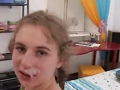 La ride blonde prend un film xxl gratuit homme de 18 ans qui roule et suce.
