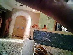 La femme donne à film porno 69 son mari une fellation profonde dans le salon de l'appartement.