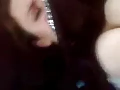 Femme porno jamaïcain noire en haut rose va dans le sport sans pantalon