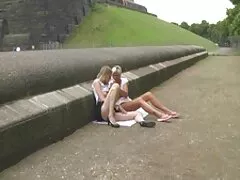 Une jeune femme passe par casting et chips avec deux personnes german porn film sur le canapé bleu.