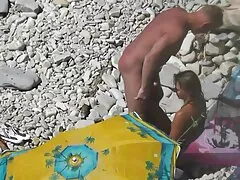 Mulâtre aider la petite amie faire porno talon l'amour à son petit ami.