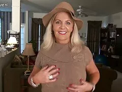 La mère courbée dans un porno film gratuit corset blanc donne à l'homme un cul.