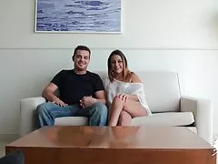 La dame qui touche le gode piscine porno et dilate sa chatte.