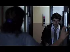 Un homme qui contrôle des femme fontaine xxx filles nues, il se sent.