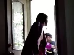 L'athlète se masturbe sur le video porno h sol de la pièce.