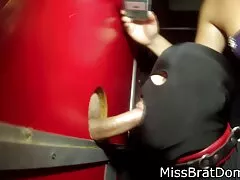 La fille en bas met ses mains et son porno maserati gode sur la porte