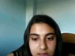 Un homme porno jdid baise la sympathique hôtesse en manteau rouge qui fait une fellation.